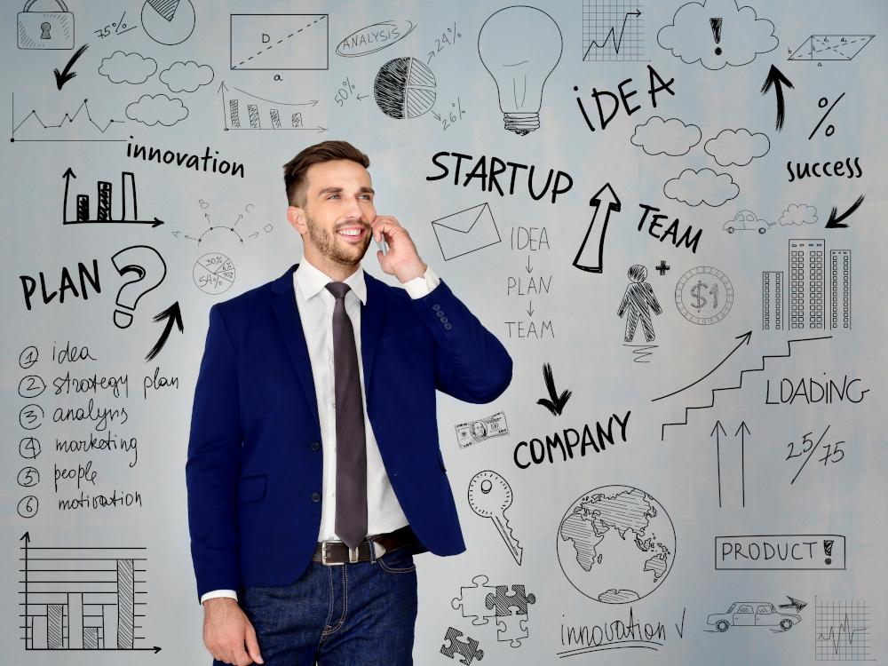 Mensch mit mobile phone vor grafisch ergänztem Hintergrund zum Thema Unternehmensgründung