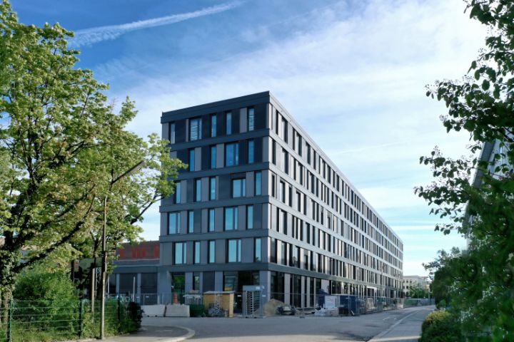 neu fertiggestelltes Bürogebäude Blickrichtung auf die Kopfseite