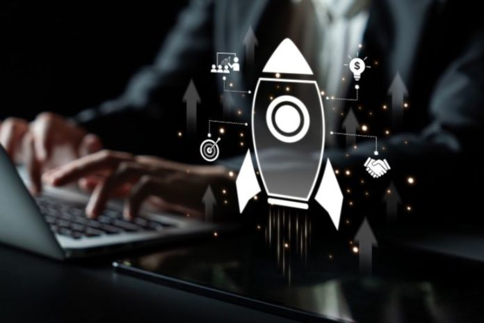 Rakete (Grafik) vor einer Person am Computer