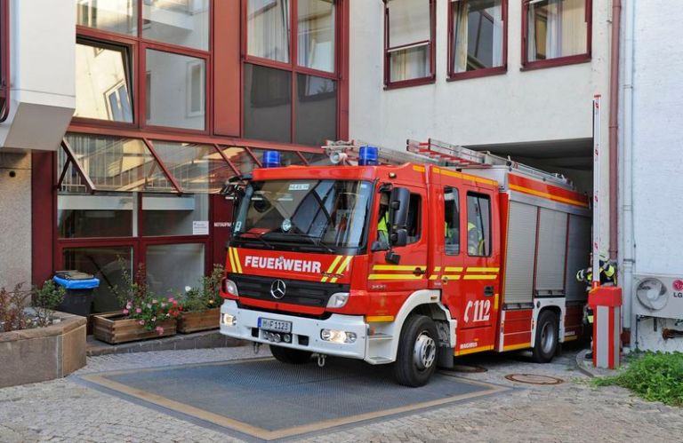 Feuerwehrfahrzeug fährt aus Einfahrt heraus