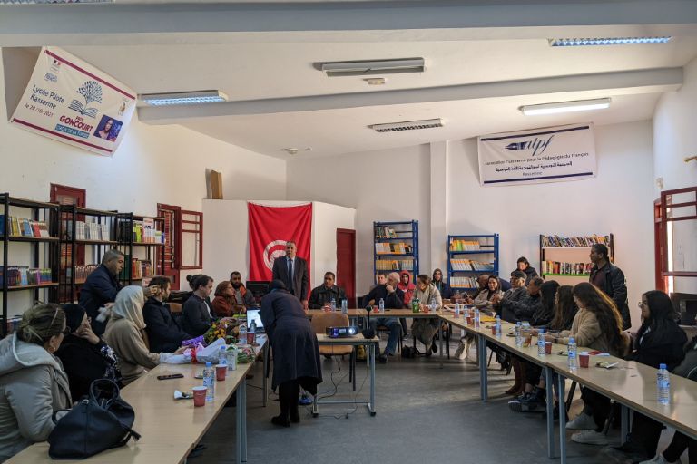 Schüler*innen, Lehrer*innen, Verwaltungsangestellte und die München-Delegation in der Bibliothek des Lycée Pilote
