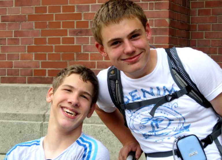 Zwei Jugendliche blicken in die Kamera