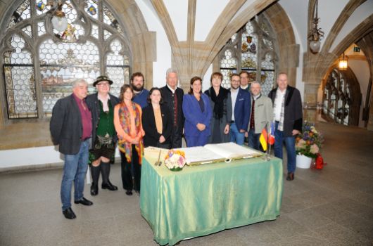 Die Delegation aus Bordeaux und Münchner Stadträte beim Eintrag ins Goldene Buch