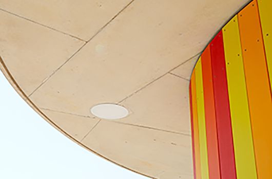 Detailaufnahme Anschluss Fassade an Flachdach