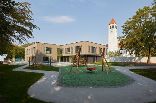 Garten mit Spielgeräten