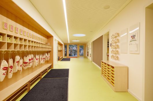 Garderoben auf breiten Spielfluren