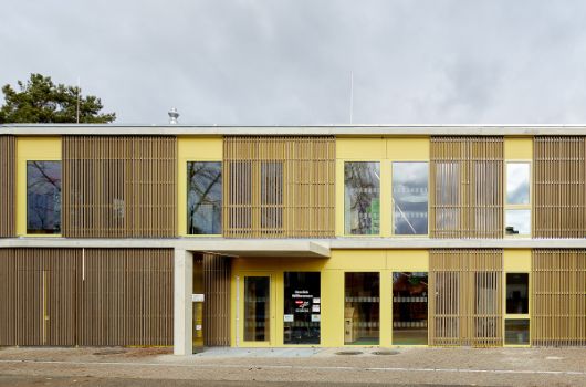 Hauptfassade mit Eingangsbereich