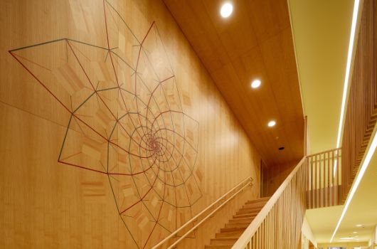 Kunst am Bau im Innenraum der hölzernen Wandverkleidung