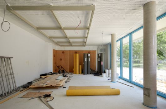 Mehrzweckraum mit Kletterwand