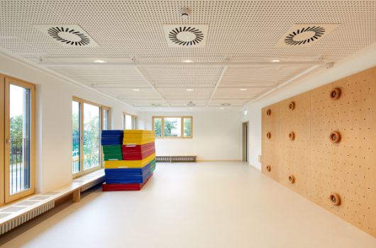 Mehrzweckraum mit Boulderwand und Slackline