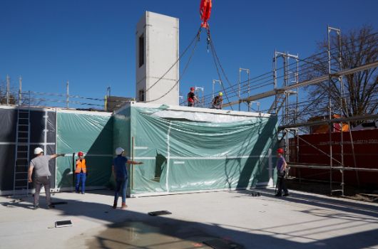 Exaktes Versetzen der Raummodule an den Bestimmungsort