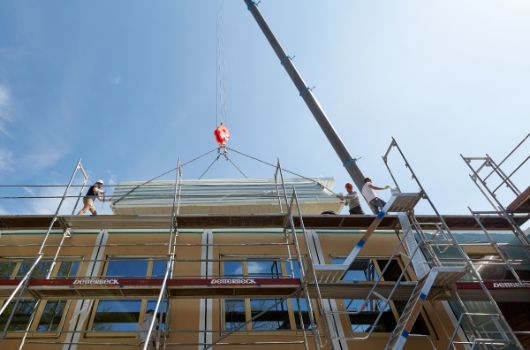 Verkranen der Flachdachrahmenkonstruktion