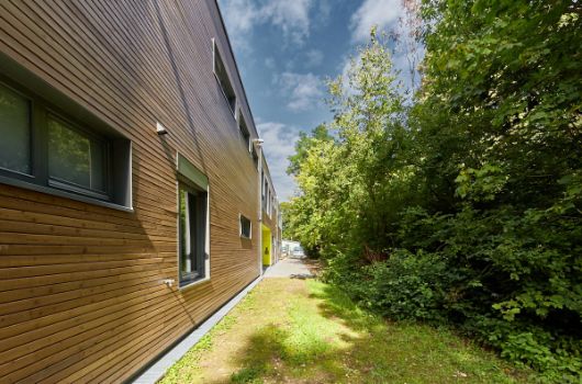 Nordansicht: Die Module sind mit lasiertem Lärchenholz verkleidet