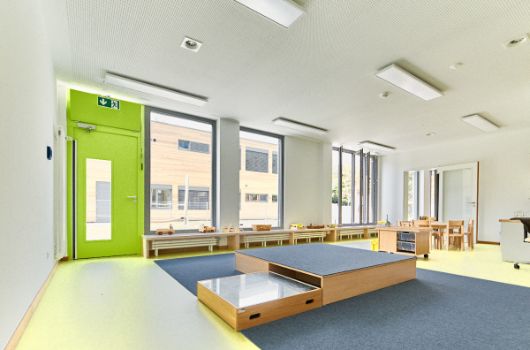 Südfassade: Blick von Gruppenraum aus Haus 1