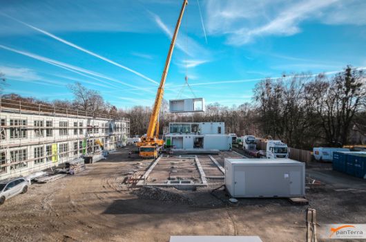 Die Module von Haus 2 werden angeliefert und montiert