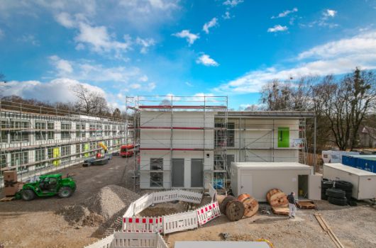 Aufstellen des Fassadengerüstes für Haus 2, Start des Innenausbaus