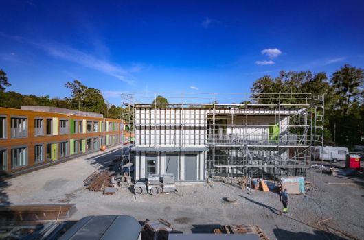 Die Fassaden von Haus 1 sind fertig