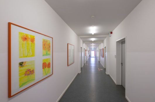 Ein Flur der Grundschule mit Vitrinen