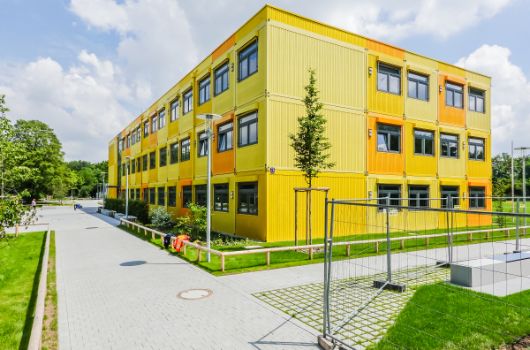 Ansicht gesamter Schulpavillon von Zugang Würmseestraße 71