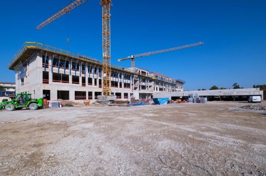 Pausenhof und Haupteingang der Realschule sowie eingesenkte Dreifachsporthalle 