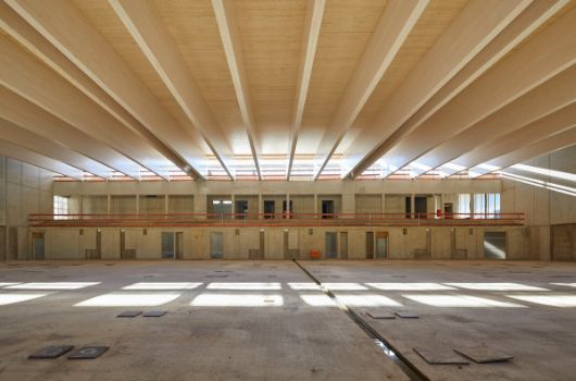 Sporthalle Erdgeschoss - Halle mit Tribüne im Erdgeschoss / Blickrichtung Süden