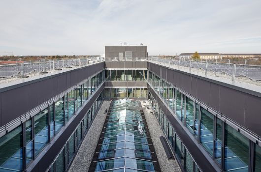 Blick vom Dach auf die Verglasung über der Mensa