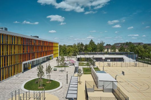 Abwechslungsreiche Außensportflächen ergänzen das Angebot