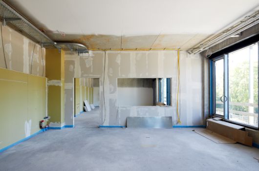 Klassenzimmer mit Gruppenraum