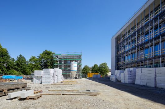Westfassade Schulgebäude