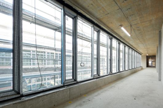 Blick von der Mensa in den Innenhof