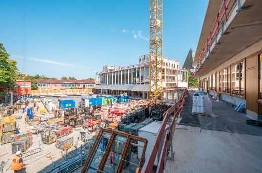 Links Blick auf den Schusterbau (Restbestand)