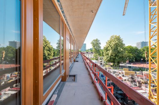 Holzfassade Mittelschule mit Blickrichtung Süd