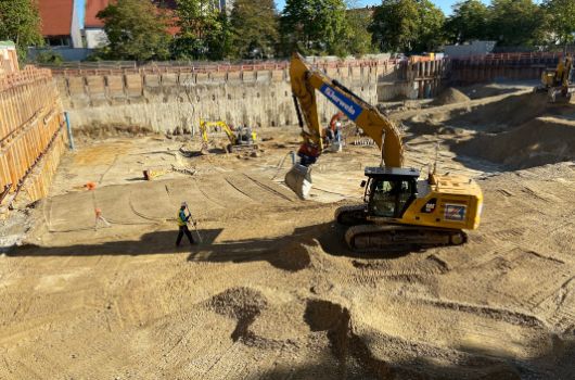 Abziehen des Planums für die Auftriebspfähle im Bereich der Mensa