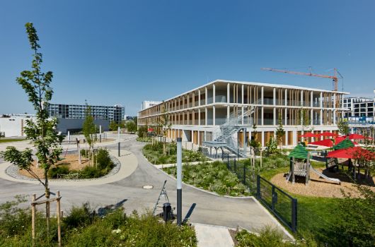 Gebäude mit Außenfläche