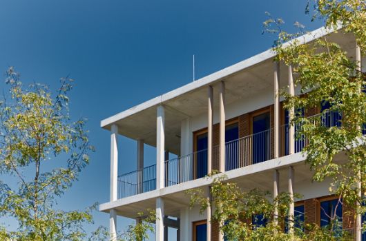 Gebäudeecke mit umlaufenden Balkonen