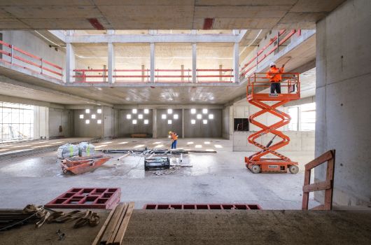 Gymnasium Erdgeschoss mit den darüberliegenden Lernhäusern