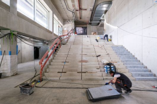Fliesenarbeiten im Foyer der Grundschule