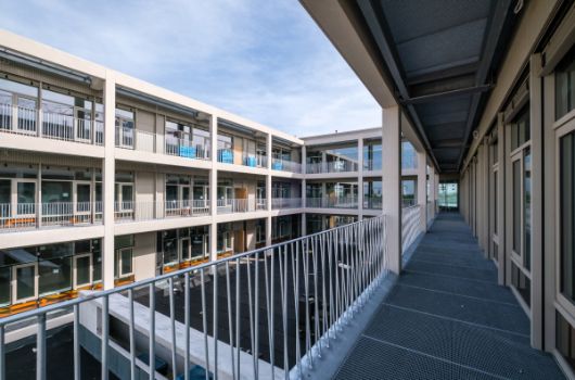 Fluchtbalkonsituation der Klassenzimmer im Obergeschoss der Grundschule