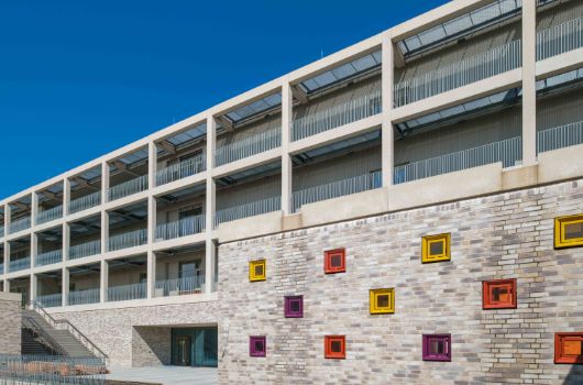 Detailansicht Grundschule Lernhäuser mit Pausenbereich im Obergeschoss