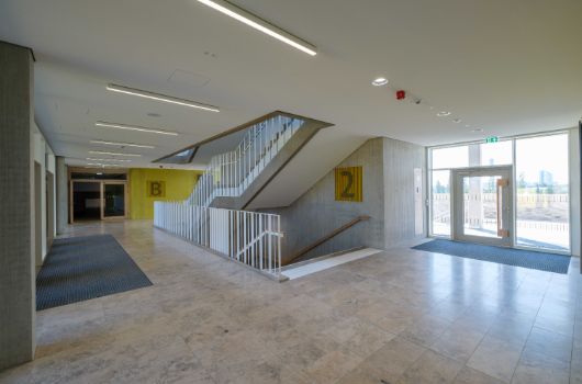 Treppenhausbereich Obergeschoss mit Zugägenn zu Pausenbereichen 