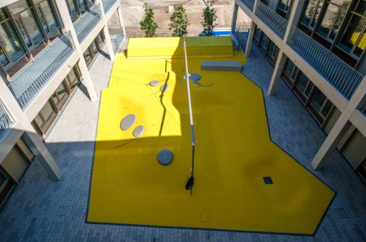 Pausenhof Nord - Eingerahmt durch den dreigeschossigen Lernhaustrakt