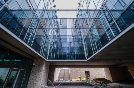 Lichthof unter dem Fachklassentrakt des Gymnasiums