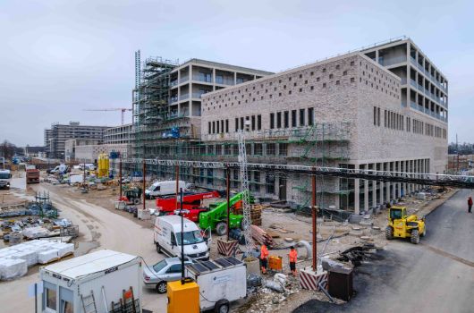 Seitlicher Blick auf das Gymnasium