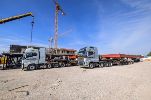 Das Abladen der Träger beginnt