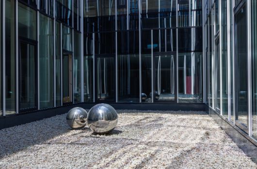 Lichthof mit Edelstahlkugeln