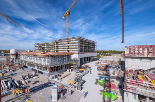 Blick vom Kran auf die Grundschule