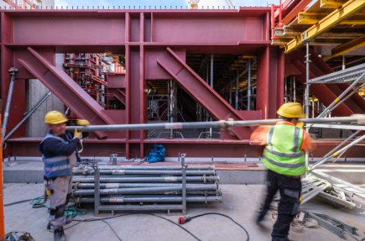 Gerüstaufbau zur Deckenbetonierung Sporthalle Gymnasium