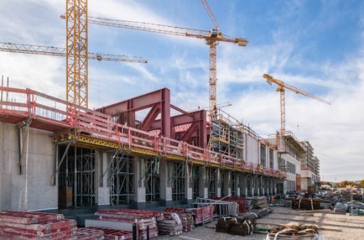 4 der 6 Fachwerkträger über der Sporthalle sind bereits verkleidet