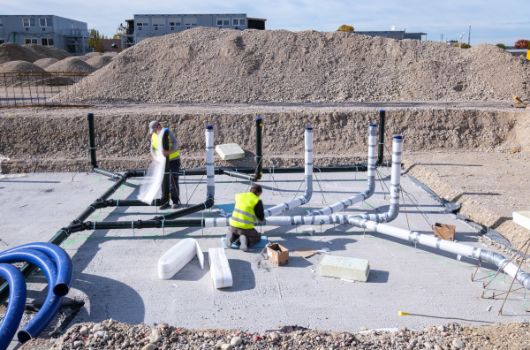 Installationsarbeiten am zukünftigen Sportbetriebsgebäude