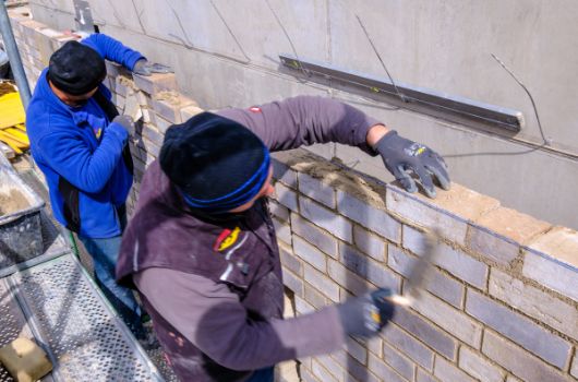 Stein auf Stein - Probelauf für die spätere Fassadengestaltung an den Gebäuden
